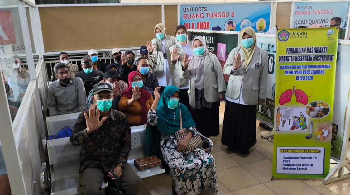 Mahasiswa Magister Kesehatan Masyarakat UNIPDU Jombang tengah melakukan kesehatan pada pasien Poli Paru RSUD Kabupaten Jombang dalam rangka kegiatan pengabdian masyarakat, Rabu (15/7/2026).