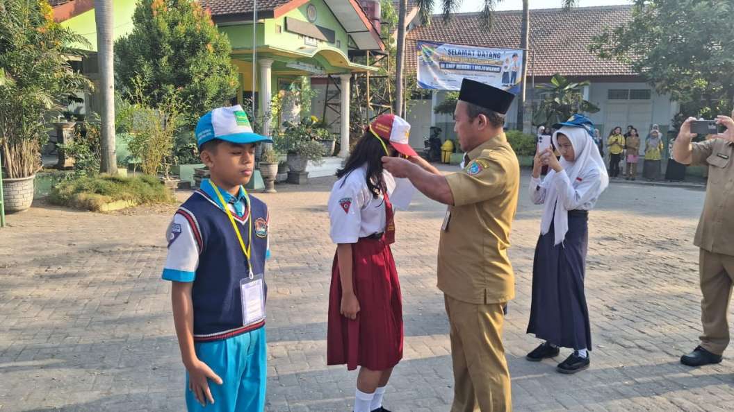 Momen Pembukaan MPLS Ramah di SMPN 1 Mojowarno, Plt Kepala SMPN 1 Mojowarno, Ahmad Zakqi Yamani Lating, S.Pd., memimpin langsung pembukaan MPLS._2