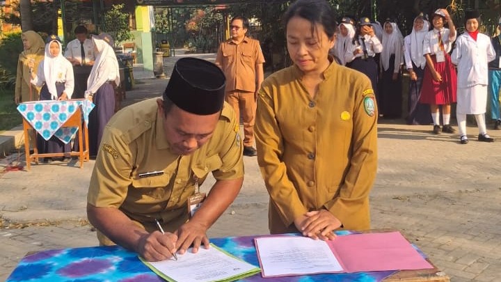 Momen Pembukaan MPLS Ramah di SMPN 1 Mojowarno, Plt Kepala SMPN 1 Mojowarno, Ahmad Zakqi Yamani Lating, S.Pd., memimpin langsung pembukaan MPLS.