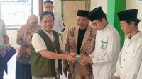 Momen pemeriksaan mata dan pemberian kacamata gratis kepada ratusan santri Pondok Pesantren Hamalatul Quran, Kecamatan Jogoroto, Jombang Momen pemeriksaan mata dan pemberian kacamata gratis kepada ratusan santri Pondok Pesantren Hamalatul Quran, Kecamatan Jogoroto, Jombang