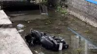 PCX terjun ke sungai