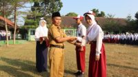 Penyematan Tanda Peserta MPLS Ramah SMP Negeri 1 Gudo Tahun 2026-2027 Penyematan Tanda Peserta MPLS Ramah SMP Negeri 1 Gudo Tahun 2026-2027