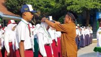 Penyematan Tanda Peserta MPLS di SMPN 2 Tembelang Penyematan Tanda Peserta MPLS di SMPN 2 Tembelang