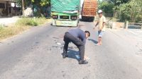 Petugas ketika melakukan olah TKP dalam peristiwa kecelakaan lalulintas di Jalan Raya Desa Penggaron, Kecamatan Mojowarno, Jombang. Petugas ketika melakukan olah TKP dalam peristiwa kecelakaan lalulintas di Jalan Raya Desa Penggaron, Kecamatan Mojowarno, Jombang.