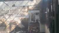 Rumah milik warga di Dusun Kayen, Kayangan, Diwek, Jombang yang terbakar diduga akibat korsleting listrik. Rumah milik warga di Dusun Kayen, Kayangan, Diwek, Jombang yang terbakar diduga akibat korsleting listrik.