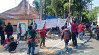 Tenda protes di Disnaker Jombang