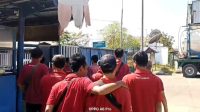 Karyawan Yang menolak PHK tetap memaksa untuk masuk kerja, namun dipulangkan oleh pihak manajemen PT SGS Jombang Karyawan Yang menolak PHK tetap memaksa untuk masuk kerja, namun dipulangkan oleh pihak manajemen PT SGS Jombang