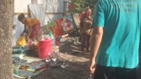 Truk tabrak lapak es teh
