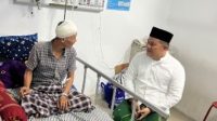 Kapolres Jombang, AKBP Ardi Kurniawan membesuk Heru Korban Pengeroyokan orang tidak dikenal Kapolres Jombang, AKBP Ardi Kurniawan membesuk Heru Korban Pengeroyokan orang tidak dikenal