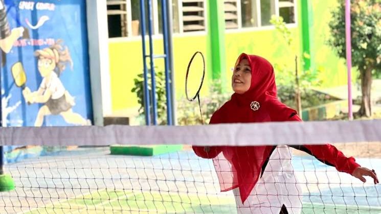 Kepala Sekolah SMP Negeri 1 Peterongan, Makhshushotin saat Mencoba Lapangan
