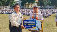 Yayasan Dwija Bhakti Jombang memberikan penghargaan khusus kepada peraih juara Lomba Kompetensi Siswa (LKS) Nasional