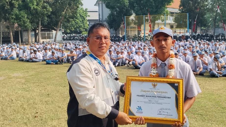 Yayasan Dwija Bhakti Jombang memberikan penghargaan khusus kepada peraih juara Lomba Kompetensi Siswa (LKS) Nasional_2