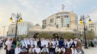 Jemaah umroh keloter ketiga KBIHU Muslimat NU Jombang ketika berada di Tanah Suci. (Istimewa) Jemaah umroh keloter ketiga KBIHU Muslimat NU Jombang ketika berada di Tanah Suci. (Istimewa)