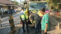 Kondisi kendaraan truk yang mengalami kerusakan akibat menabrak tiang pembatas di Jalan Raya Desa Jatipelem, Kecamatan Diwek, Jombang. Kondisi kendaraan truk yang mengalami kerusakan akibat menabrak tiang pembatas di Jalan Raya Desa Jatipelem, Kecamatan Diwek, Jombang.
