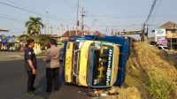 Kondisi truk Mitsubishi terguling di Jalan Raya Desa Sidowarek, Kecamatan Ngoro, Kabupaten Jombang