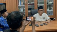 Menteri Haji dan Umrah, Mochamad Irfan Yusuf (Gus Irfan) saat diwawancarai di kediamannya PP Al Farros, Tebuireng Jombang. (Kevin Nizar) Menteri Haji dan Umrah, Mochamad Irfan Yusuf (Gus Irfan) saat diwawancarai di kediamannya PP Al Farros, Tebuireng Jombang. (Kevin Nizar)