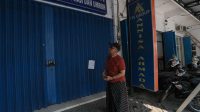 Menteri Haji dan Umrah, Mochamad Irfan Yusuf (Gus Irfan) saat melihat kantor PT Annisa Ahmada Travelindo Jombang yang tutup