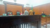 Pemeriksaan kelengkapan berkas Tergugat dalam sidang perkara Perselisihan Hubungan Industrial (PHI) dengan pekerja di Pengadilan Negeri (PN) Surabaya Pemeriksaan kelengkapan berkas Tergugat dalam sidang perkara Perselisihan Hubungan Industrial (PHI) dengan pekerja di Pengadilan Negeri (PN) Surabaya