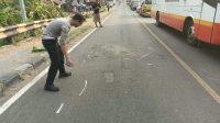 Petugas Satlantas Polres Jombang ketika melakukan olah TKP kecelakaan lalulintas di Jalan Raya Desa Kayen Petugas Satlantas Polres Jombang ketika melakukan olah TKP kecelakaan lalulintas di Jalan Raya Desa Kayen