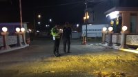 Petugas Unit Gakkum Satlantas Polres Jombang ketika melakukan olah TKP kecelakaan lalulintas di Jalan Raya Desa Watugaluh Petugas Unit Gakkum Satlantas Polres Jombang ketika melakukan olah TKP kecelakaan lalulintas di Jalan Raya Desa Watugaluh
