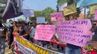 Puluhan massa yang tergabung dalam Forum Rembug Masyarakat Jombang (FRMJ) menggelar demonstrasi di depan Kantor Pemerintah Kabupaten (Pemkab) Jombang Puluhan massa yang tergabung dalam Forum Rembug Masyarakat Jombang (FRMJ) menggelar demonstrasi di depan Kantor Pemerintah Kabupaten (Pemkab) Jombang