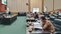 Rapat Pembahasan Raperda tentang Desa sebagai pijakan hukum pelaksanaan Pemilihan Kepala Desa (Pilkades) Serentak 2027. (Istimewa) Rapat Pembahasan Raperda tentang Desa sebagai pijakan hukum pelaksanaan Pemilihan Kepala Desa (Pilkades) Serentak 2027. (Istimewa)