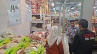 Satgas pangan Jombang saat lakukan sidak ke sejumlah toko ritel modern mencari beras fortifikasi. (Istimewa) Satgas pangan Jombang saat lakukan sidak ke sejumlah toko ritel modern mencari beras fortifikasi. (Istimewa)