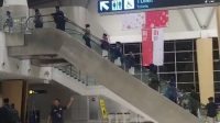 Tangkapan layar yang memperlihatkan jemaah umroh KBIUH Muslimat NU Jombang ketika berada di bandara Juanda Tangkapan layar yang memperlihatkan jemaah umroh KBIUH Muslimat NU Jombang ketika berada di bandara Juanda
