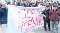 GMNI Jombang menggelar aksi unjuk rasa di depan Gedung DPRD Jombang GMNI Jombang menggelar aksi unjuk rasa di depan Gedung DPRD Jombang