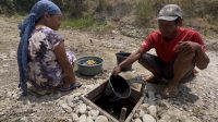 Warga Dusun Brangkal, Jipurapah, Plandaan, Jombang yang mengais air bersih di kubangan sungai
