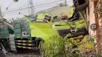 Kondisi Truk Tronton Tabrak Rumah Di Desa Janti Kondisi Truk Tronton Tabrak Rumah Di Desa Janti