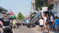 Mobil Suzuki Espreso yang tersangkut pagar rumah di Jalan Gubernur Suryo, Sengon, Jombang Mobil Suzuki Espreso yang tersangkut pagar rumah di Jalan Gubernur Suryo, Sengon, Jombang