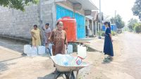 Momen Warga Antri Air Bersih Momen Warga Antri Air Bersih
