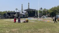 Para jamaah Gus Iqdam di Alun-alun Jombang yang mengapling tempat