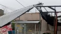 Puluhan atap rumah dan kios di DusunDesa Katemas, Kudu, Jombang yang berterbangan akibat hujan disertai angin kencang Puluhan atap rumah dan kios di DusunDesa Katemas, Kudu, Jombang yang berterbangan akibat hujan disertai angin kencang