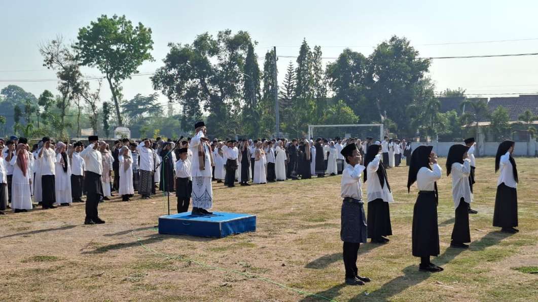 SMPN 1 Bareng ketika menggelar upacara di Lapangan SMPN 1 Bareng dalam memperingati Hari Santri Nasional