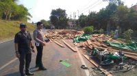 Muatan truk tumpah