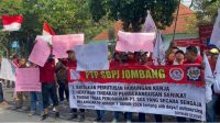 Serikat Buruh Playwood Jombang saat melakukan aksi unjuk rasa di depan Pemkab Jombang Serikat Buruh Playwood Jombang saat melakukan aksi unjuk rasa di depan Pemkab Jombang