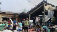 Upaya tim Damkar ketika memadamkan api yang membakar Gudang Rongsokan di Tambakrejo Upaya tim Damkar ketika memadamkan api yang membakar Gudang Rongsokan di Tambakrejo