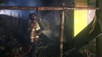 Upaya tim Damkar memadamkan api yang membakar dapur rumah warga Genukwatu Upaya tim Damkar memadamkan api yang membakar dapur rumah warga Genukwatu